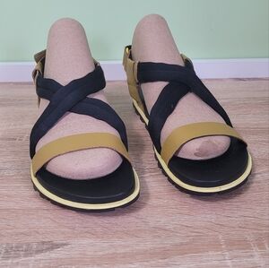Sorel Women's Yellow and Black Crossover Strap Sandals EUC Size 9